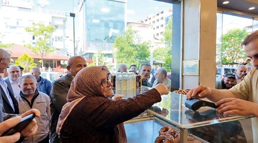 Erdoğan’ın övdüğü simidi hemşehrileri kredi kartıyla alabiliyor