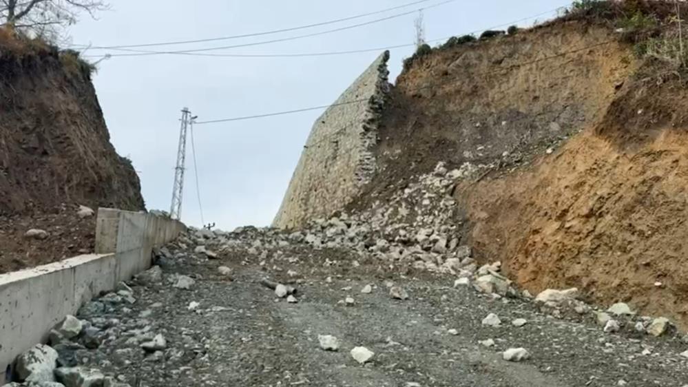Güneysu’da Yol Çöktü: Adacami Mahallesi’nde Ulaşım Durdu