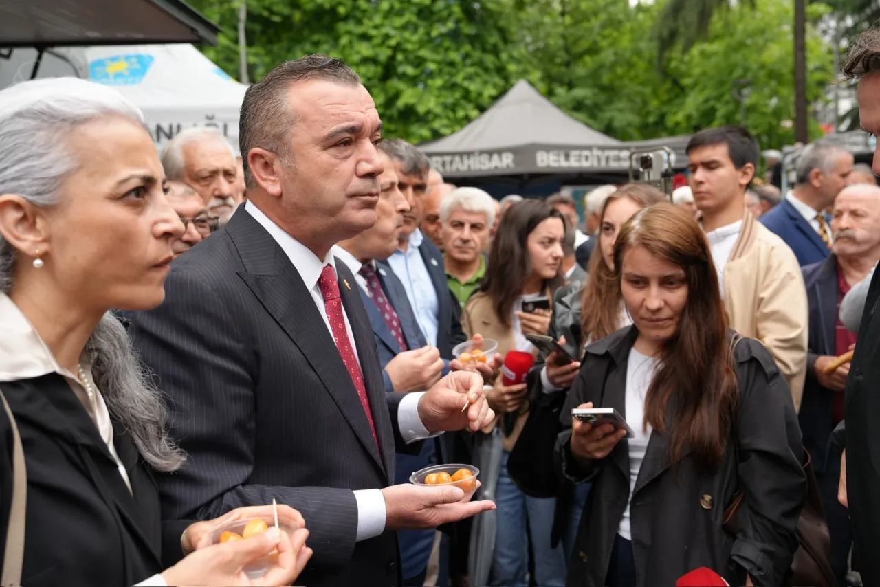 YAVUZ AYDIN VATANDAŞLARA LOKMA İKRAM ETTİ: BUNLAR HELAL LOKMA