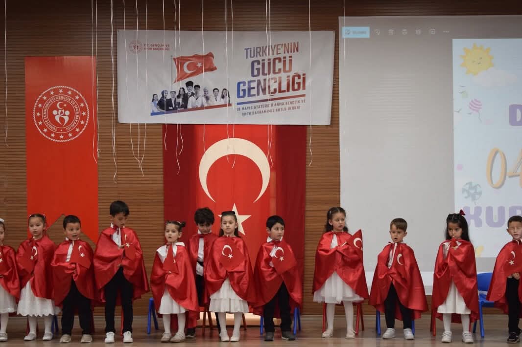 Çamlıhemşin'de Minikler Sahneyi Değil, Gönülleri Fethetti!