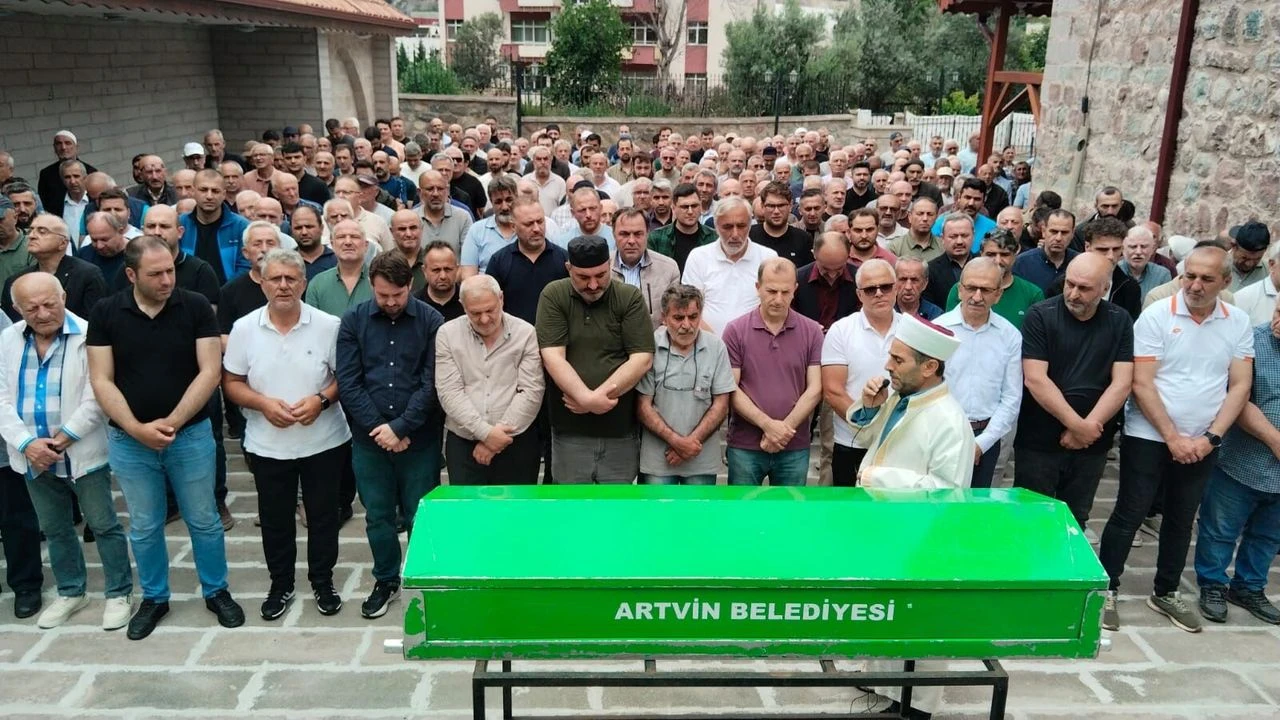 Babalar Günü'nde Hüzün: Ali Sönmez Dualarla Son Yolculuğuna Uğurlandı
