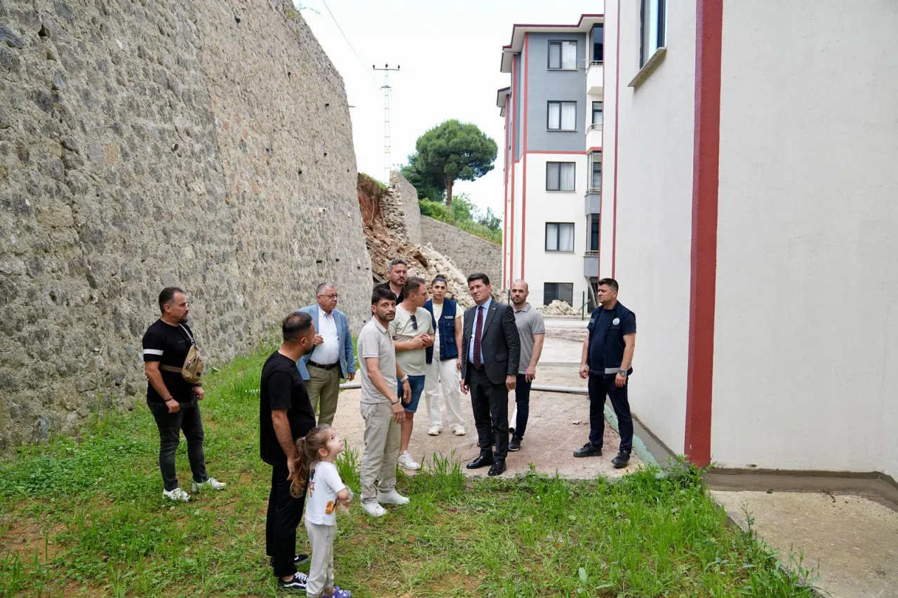 Başkan Ahmet Kaya, İstinat Duvarı Çöken Sitede İncelemelerde Bulundu