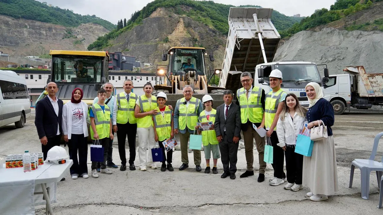 Ortahisar Belediyesi Özel Çocuklara İş Makineleri Mutluluğu Yaşattı