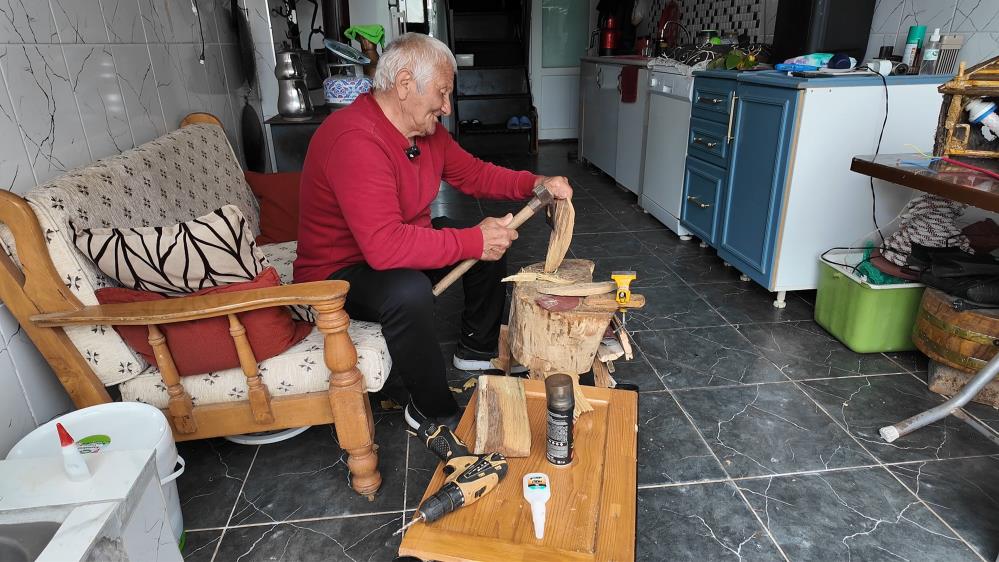 Bir Keser, Bir Kütük ve Çocukluk Anıları… 78 Yaşındaki Emeklinin Ahşap Sanatı Hayran Bırakıyor