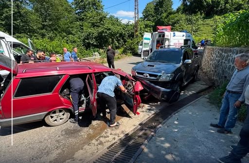 Fındıklı'da İki Otomobil Çarpıştı: 2 Kişi Yaralandı
