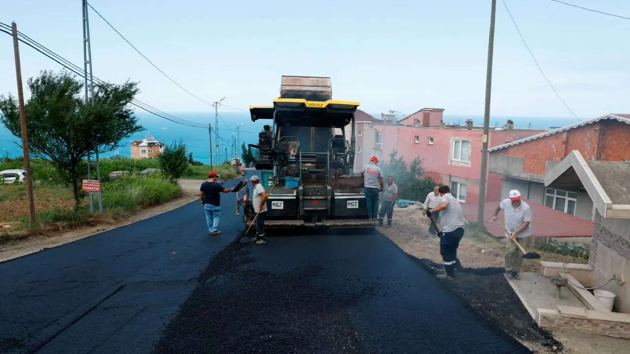 AKÇAABAT BELEDİYESİ YOLLARI YENİLEMEYE DEVAM EDİYOR
