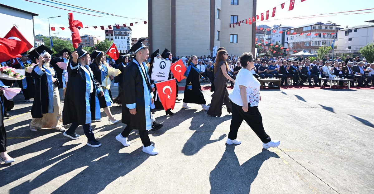 KTÜ'de Düzenlenen Mezuniyet Törenleri Tamamlandı: 2 Bin 776 Öğrenci Diplomasını Aldı