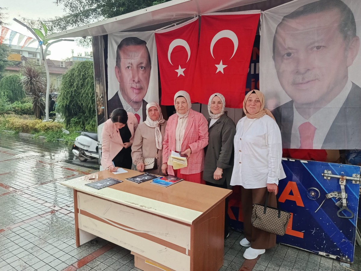 Rize’de AK Parti Kadın Kolları Yağmura Rağmen Üye Çalışmalarını Sürdürdü
