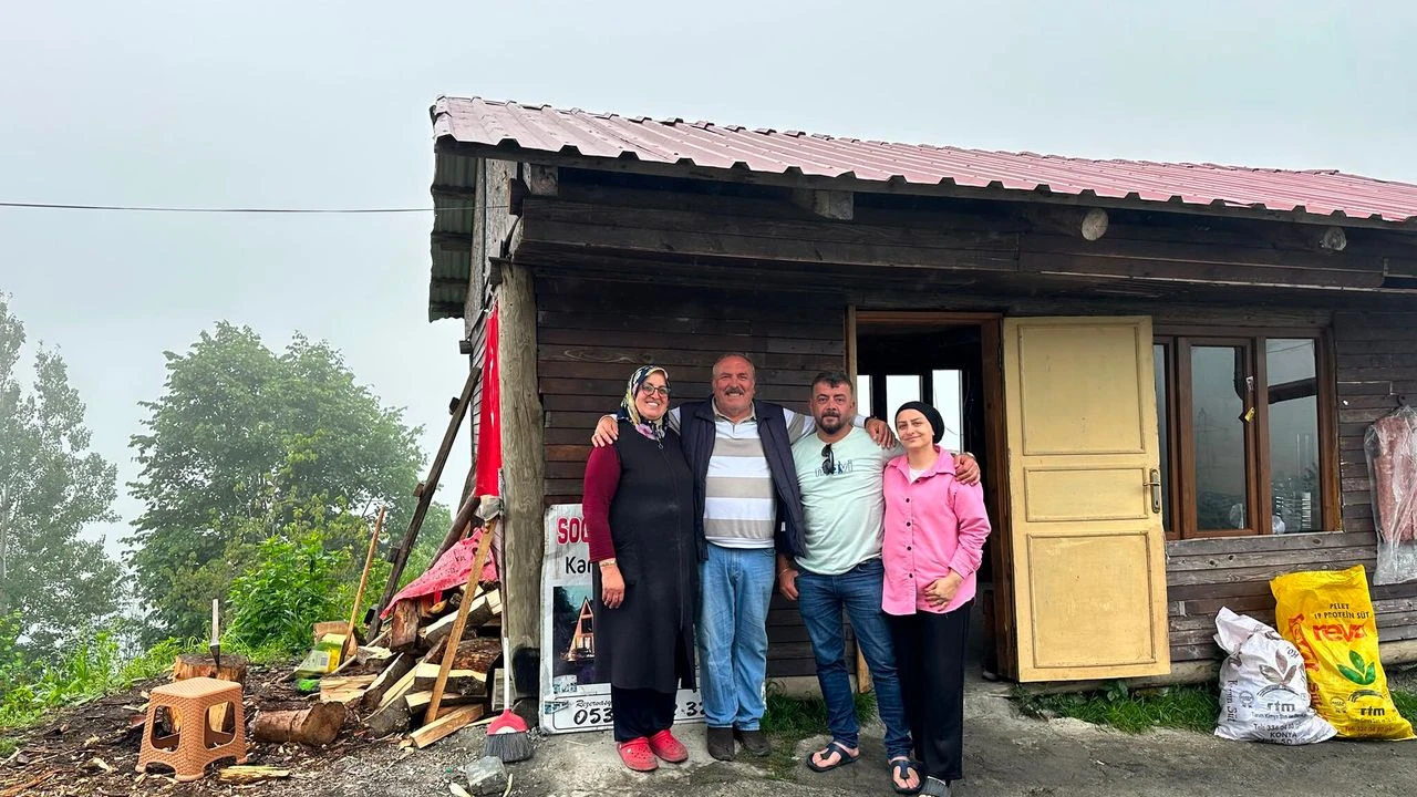 Emekli Oldu, Her Yaz Memleketine Gelip Turistleri Ağırlıyor