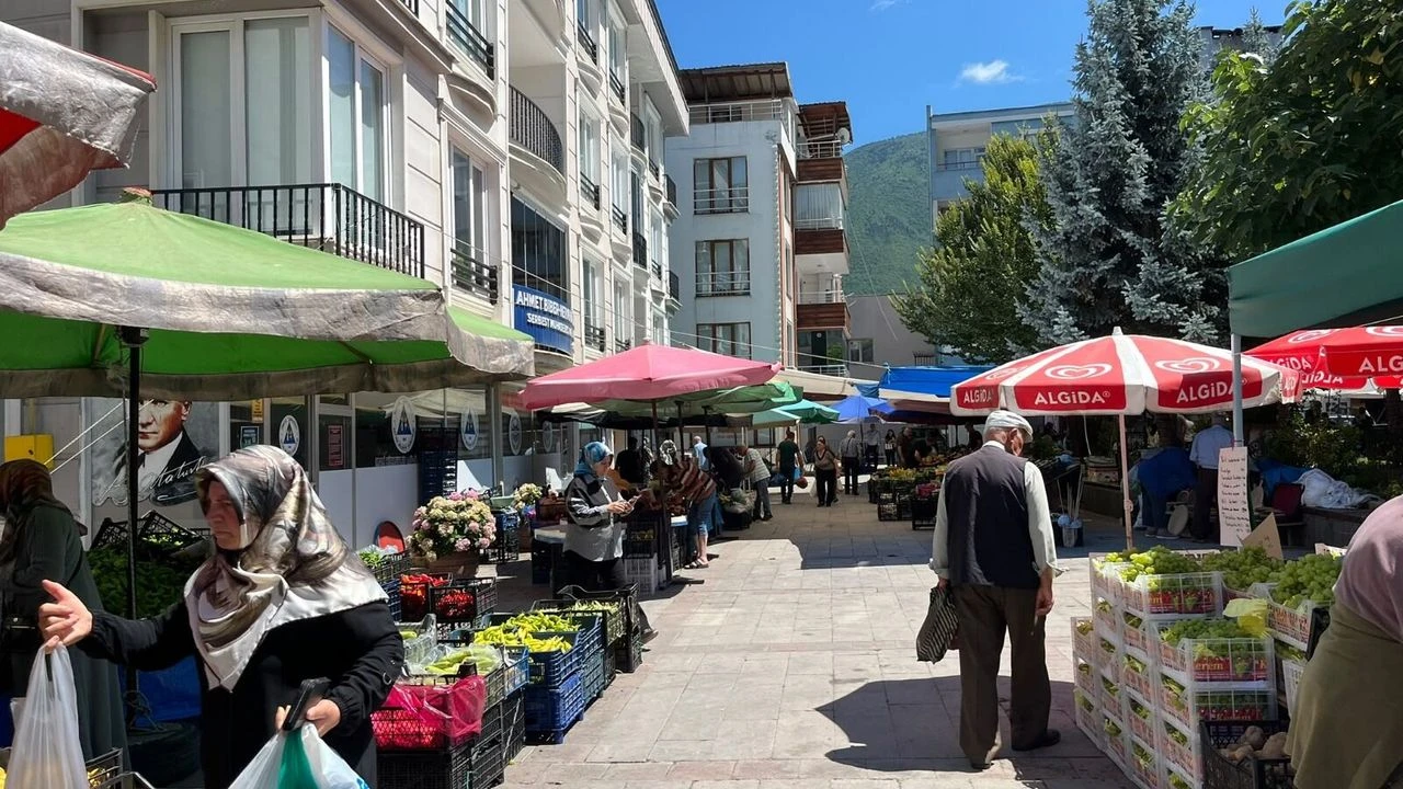 Artvin Pazarında Fiyatlar Alım Gücünü Düşürdü: Artık Gramla Ve Adetle Alınıyor