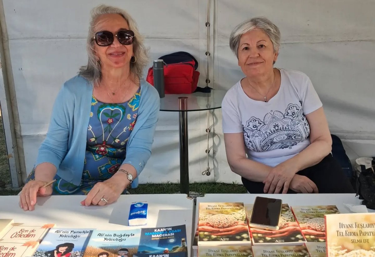 Rizeli Şair ve Yazar Hatice Kopuz, Burhaniye Kitap Fuarı’nda Okurlarıyla Buluştu