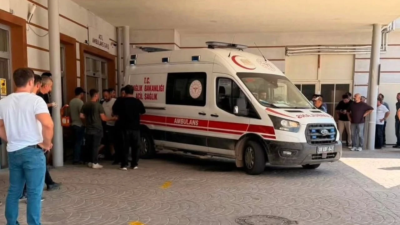 Yusufeli'nde ATV Şarampole Yuvarlandı: 2 Kişi Ağır Yaralandı