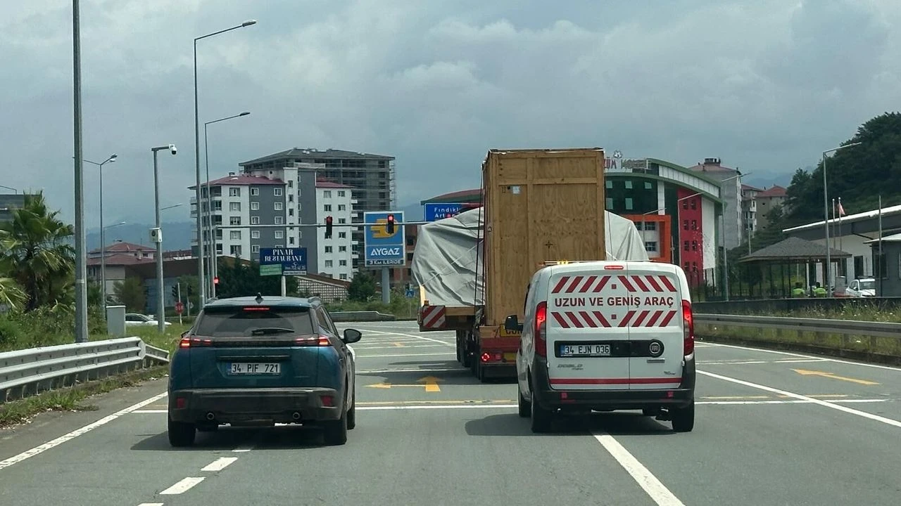 Karadeniz Sahil Yolu’nda Dev Araçlar: Trafikte Geçit Vermiyor!