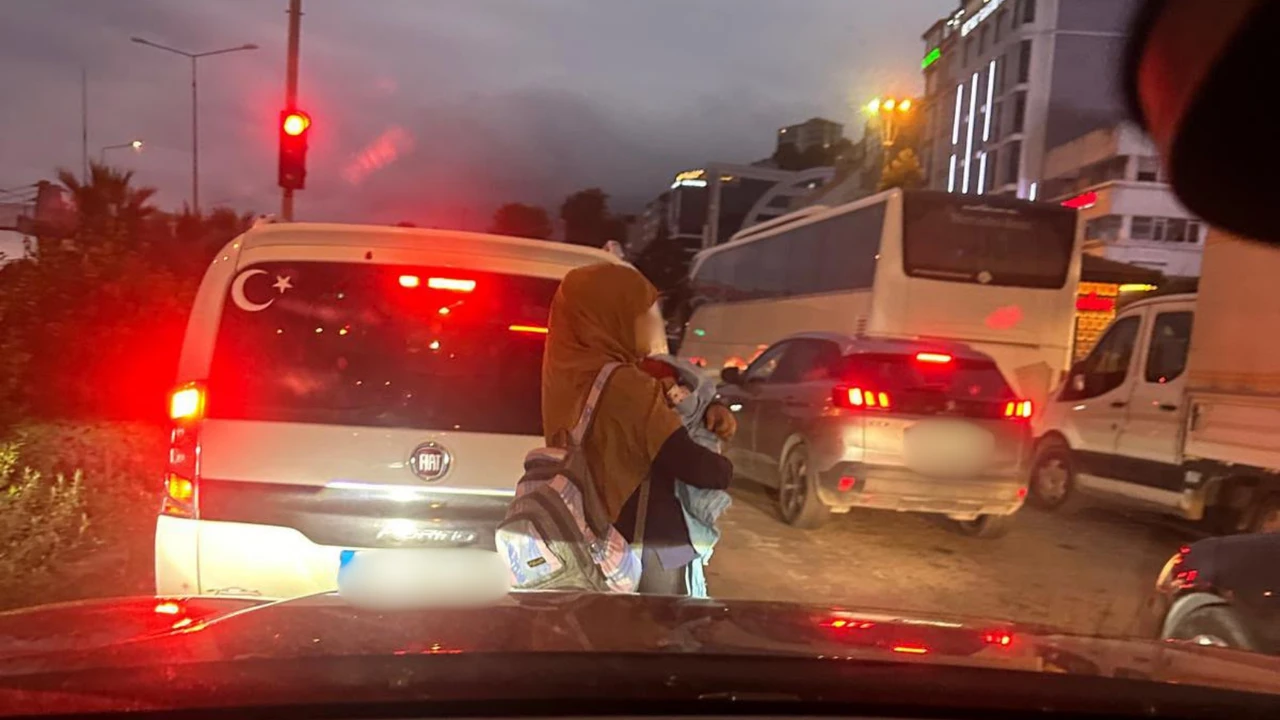 Hopa’da Trafik Işıklarında Dikkat Çeken Görüntü