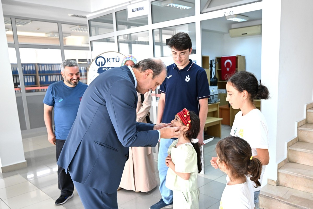 KTÜ’de Yeni Öğrenciler, Çiçeklerle Karşılandı