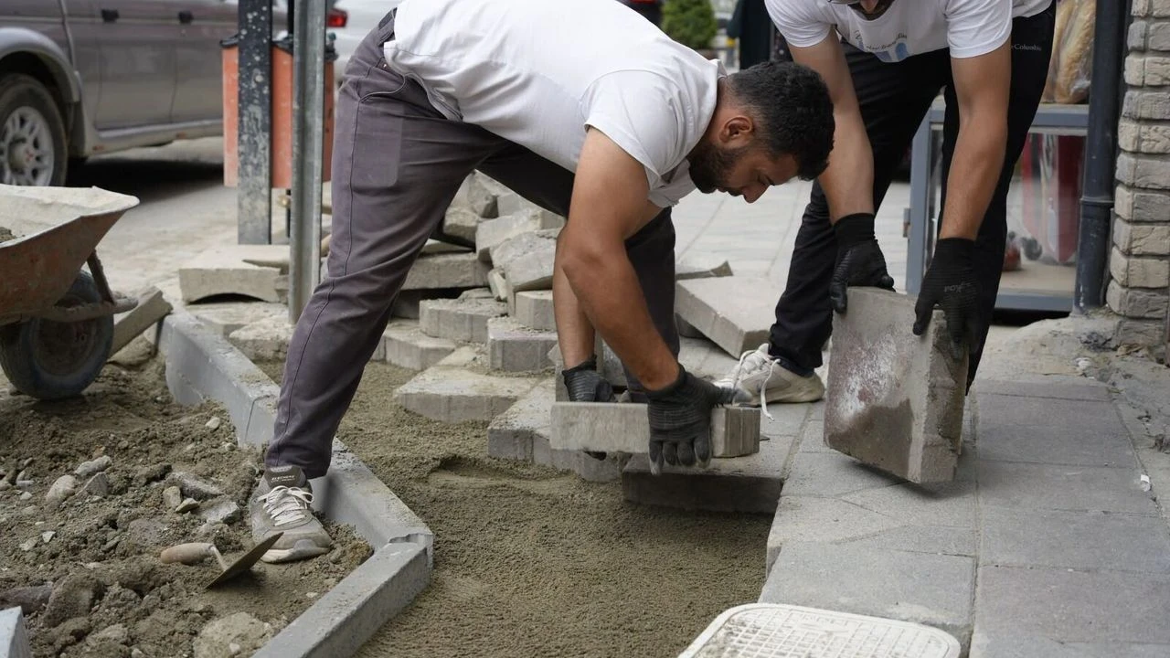 İnönü Caddesi’nde Kaldırımlar Yenileniyor