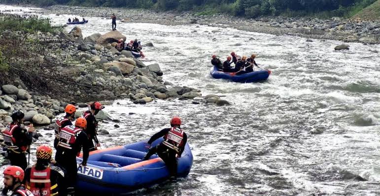 Rize’de Denizde Kaybolan İki Kardeşten Biri Hayatını Kaybetti, Diğeri İçin Arama Sürüyor