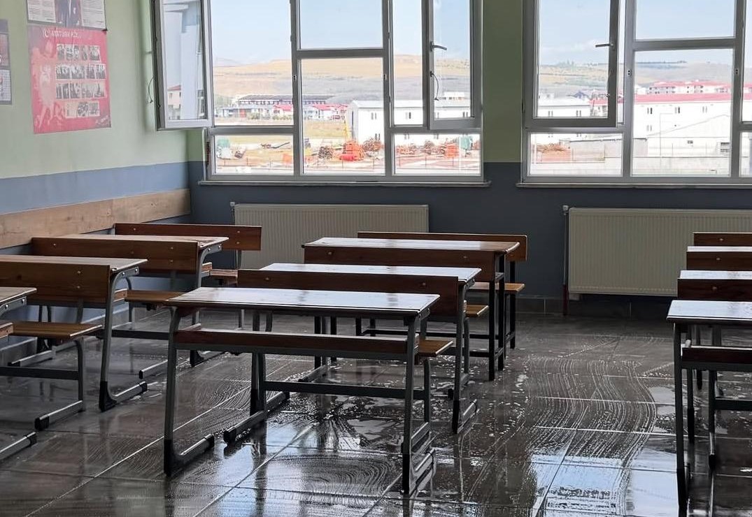 Kars’ta Necip Fazıl Kısakürek İlkokulu’nda Kapsamlı Temizlik Çalışması