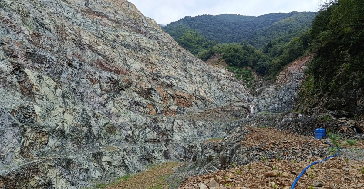 Lojistik Dolgusu Bitti Ağaç Bitmedi. Terk Edilen İkizdere Taş Ocağı Yerini Enkaza Bıraktı