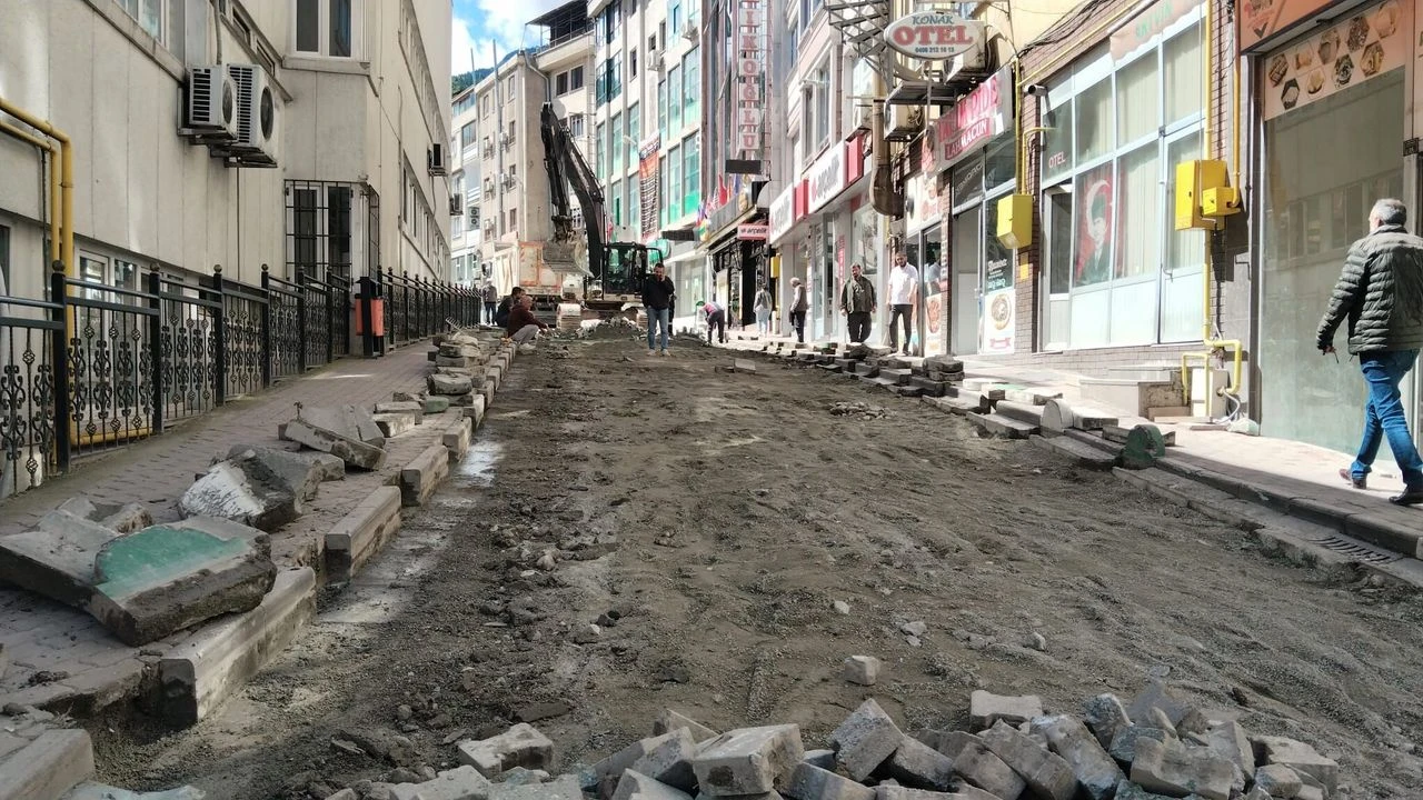 Artvin'de Caddelere Makyaj