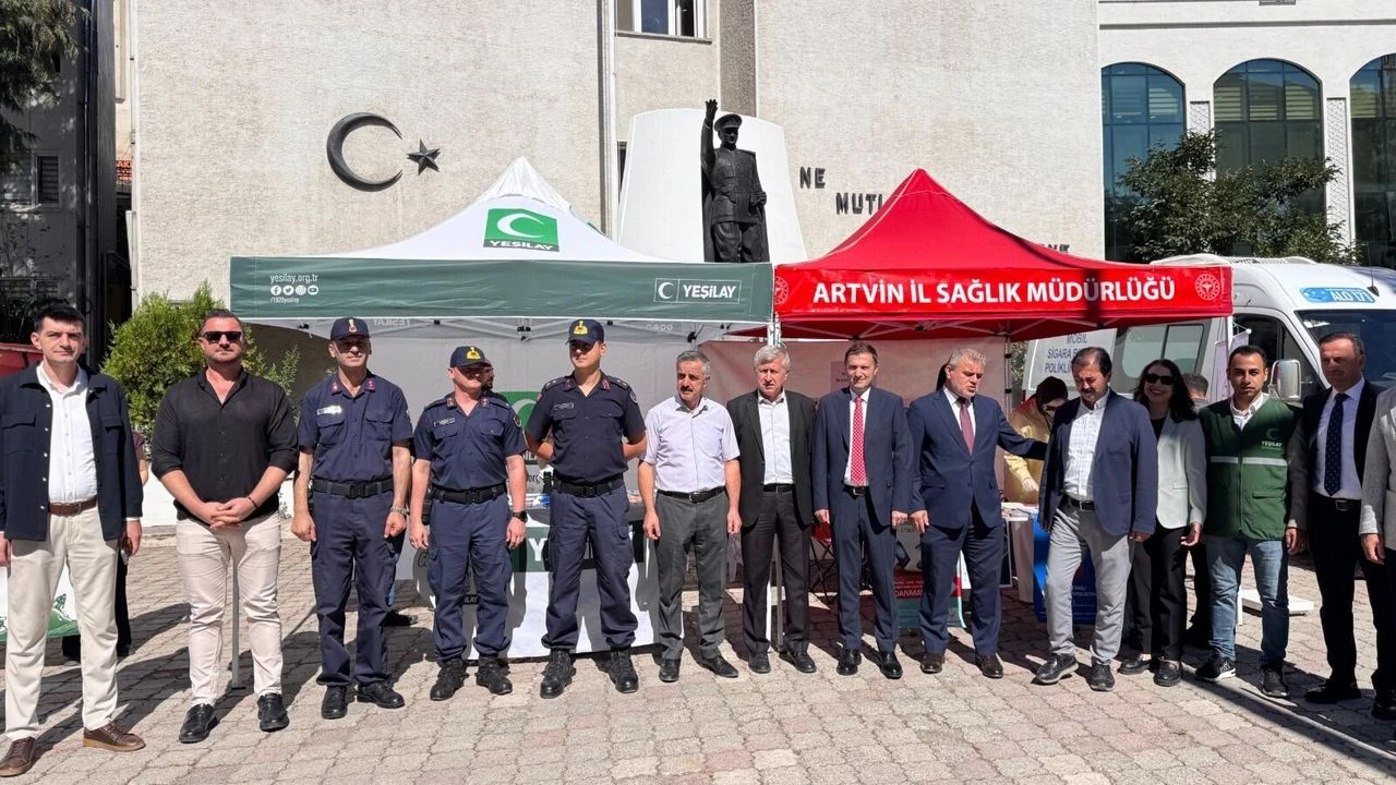 Yeşilay Artvin Şubesi, Halk Sağlığı Haftası’nda Stand Açtı
