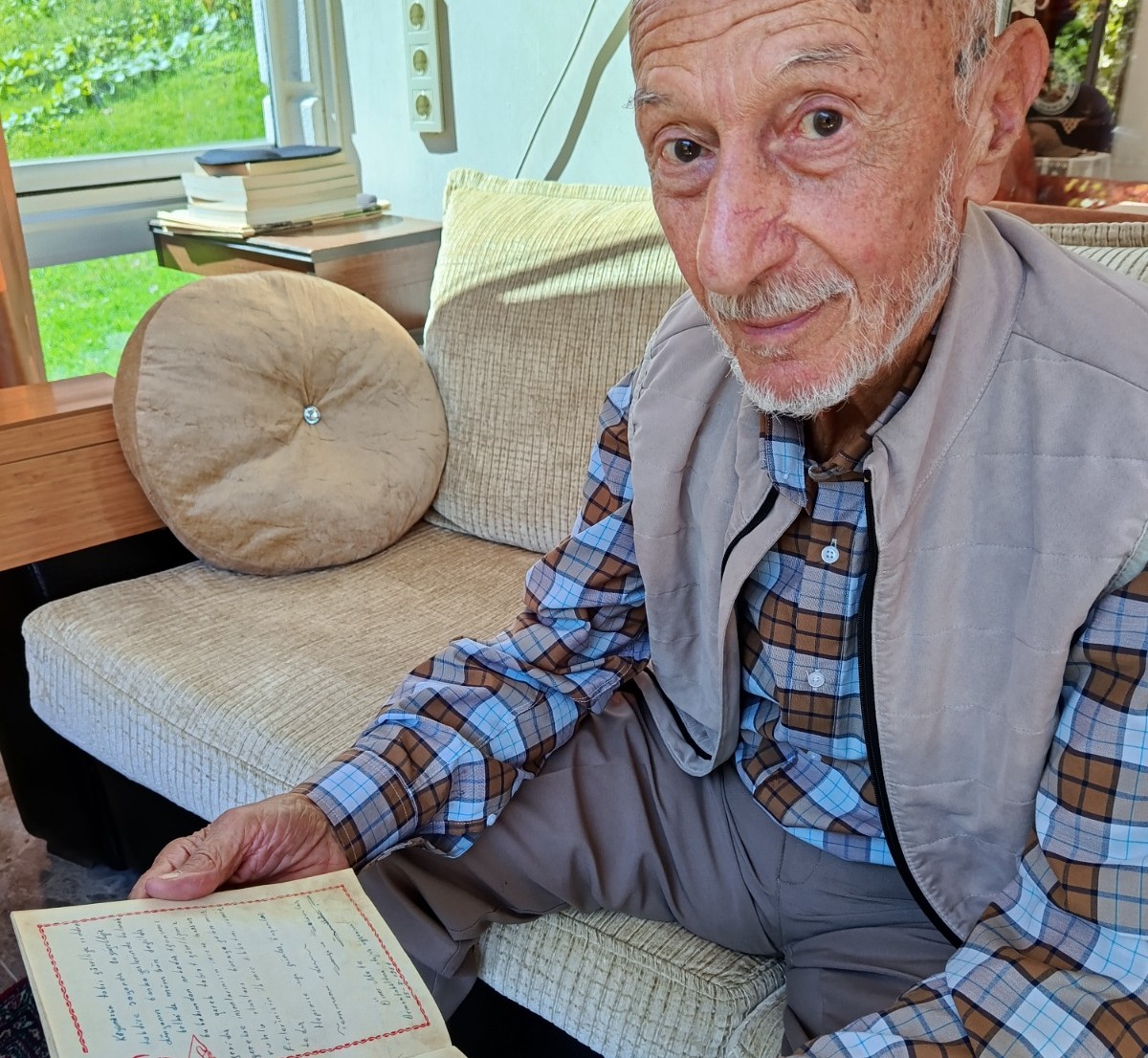 60 Yıl önce Yazdığı Yazıyı Görünce Mutlu Oldu