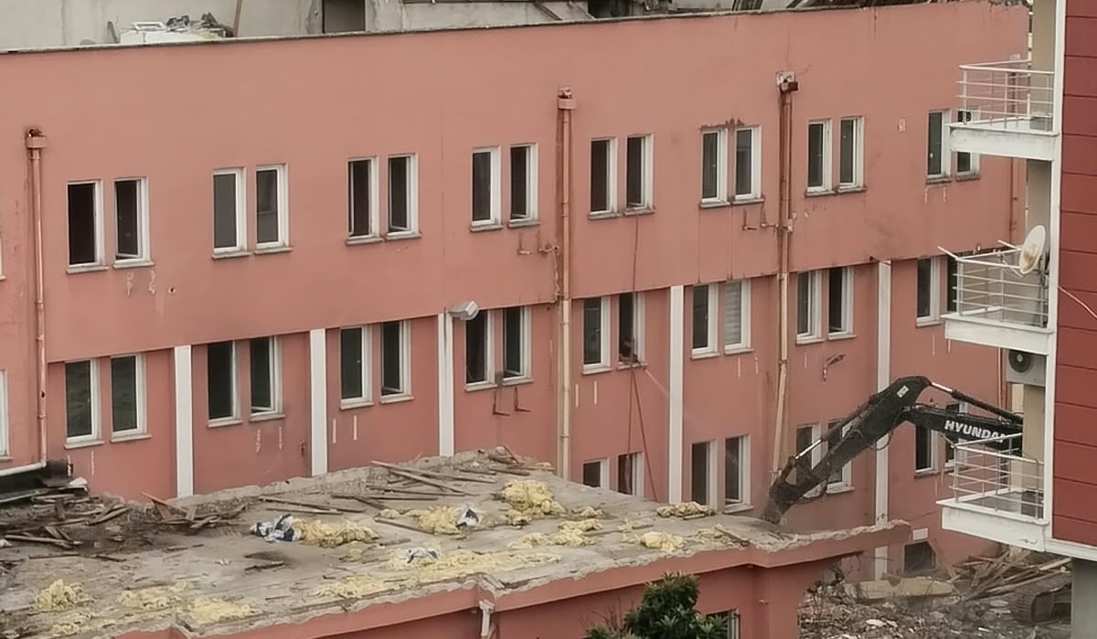 Ardeşen’de Bir Dönem Daha Kapanıyor: Eski Hastane Yıkılıyor