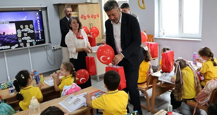 Başkan Özer, yeni eğitim-öğretim yılına adım atan 1. sınıf öğrencilerini unutmadı.