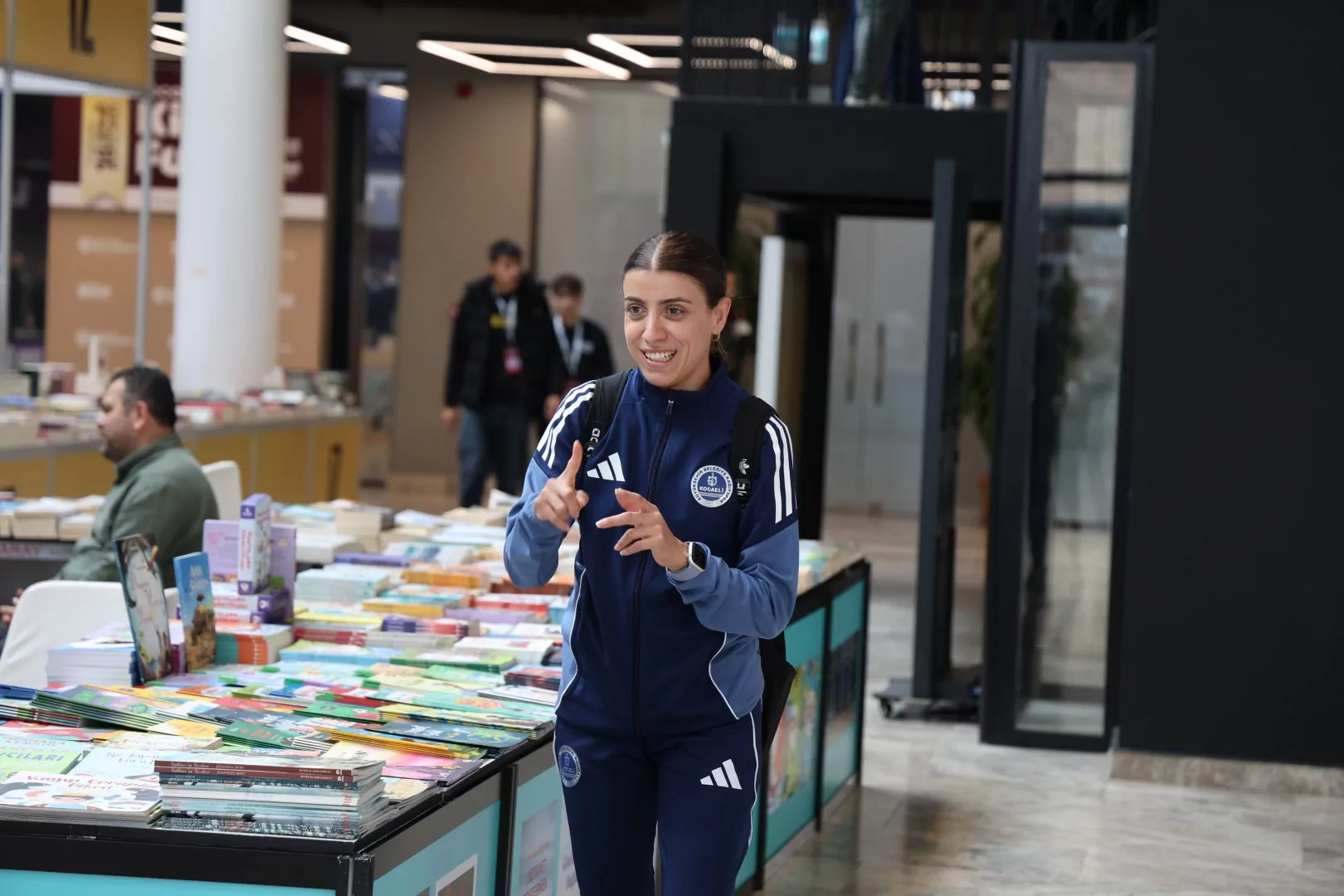 İrem, kitapların dünyasını işaret diliyle keşfetti