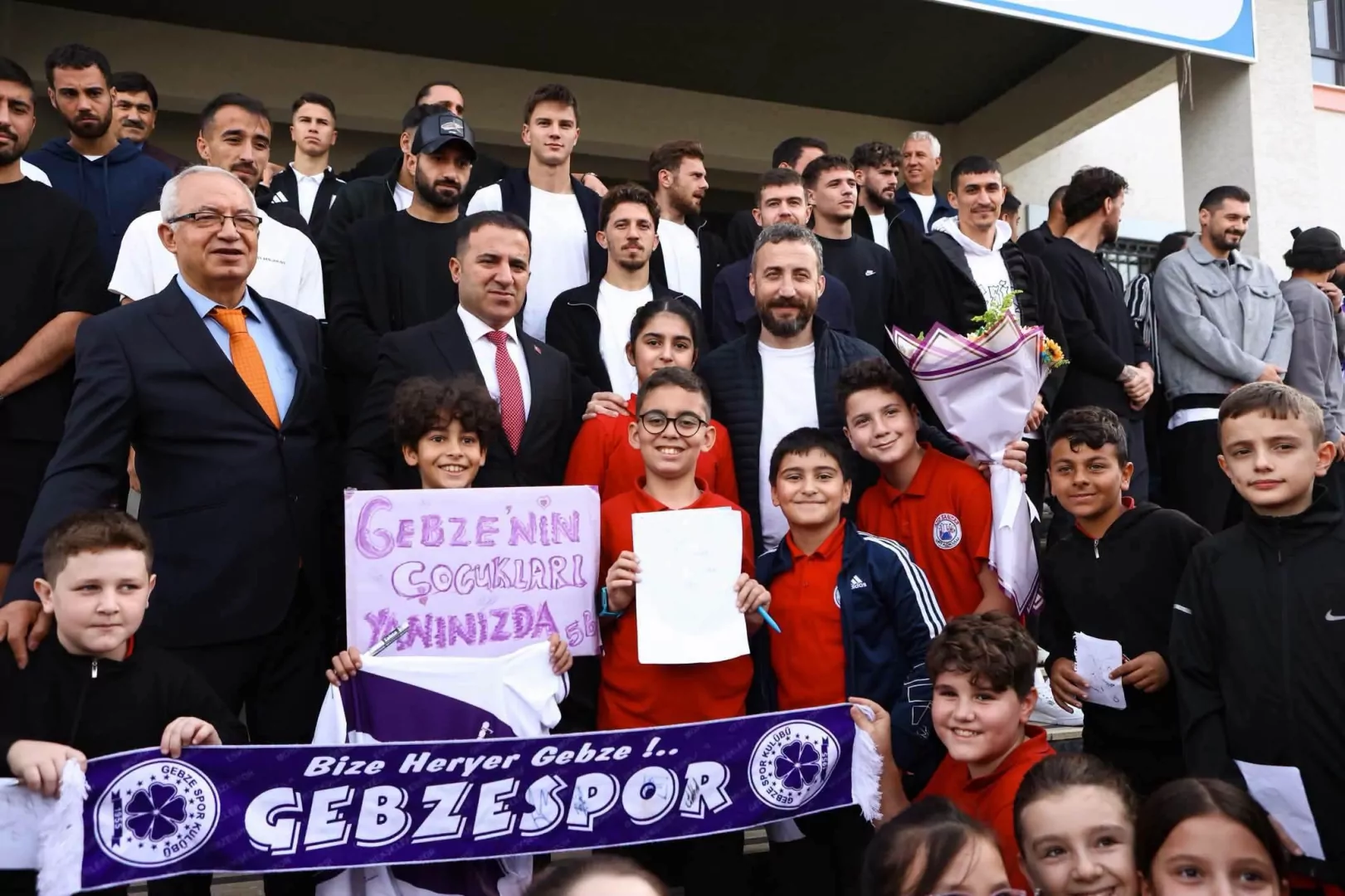 Gebzesporlu futbolcular öğrencilerin yüzünü güldürdü