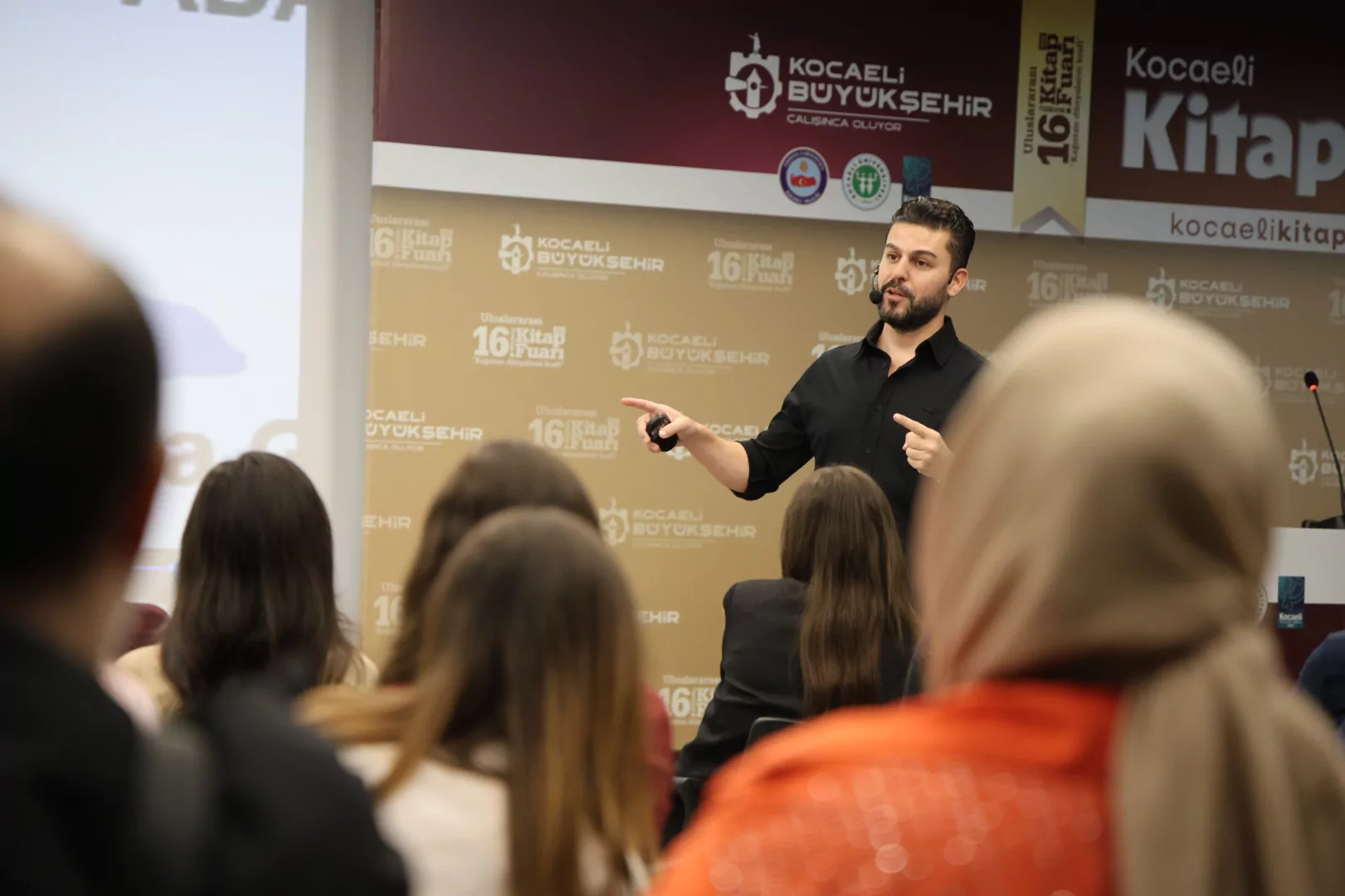 Kocaeli'de ünlü eğitmenlerden gençlere başarı tüyoları