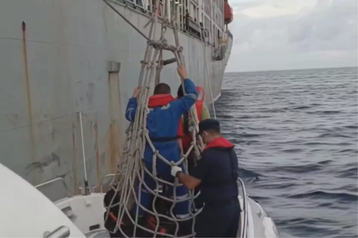 Kaş açıklarında yaralanan gemi mürettebatı Sahil Güvenlik tarafından kurtarıldı
