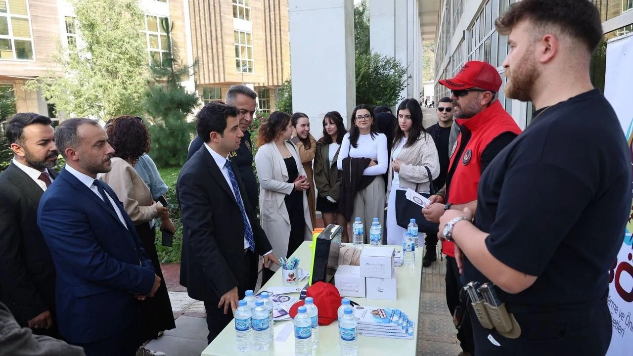 AÇÜ’de Öğrenciler Topluluklarla Buluştu