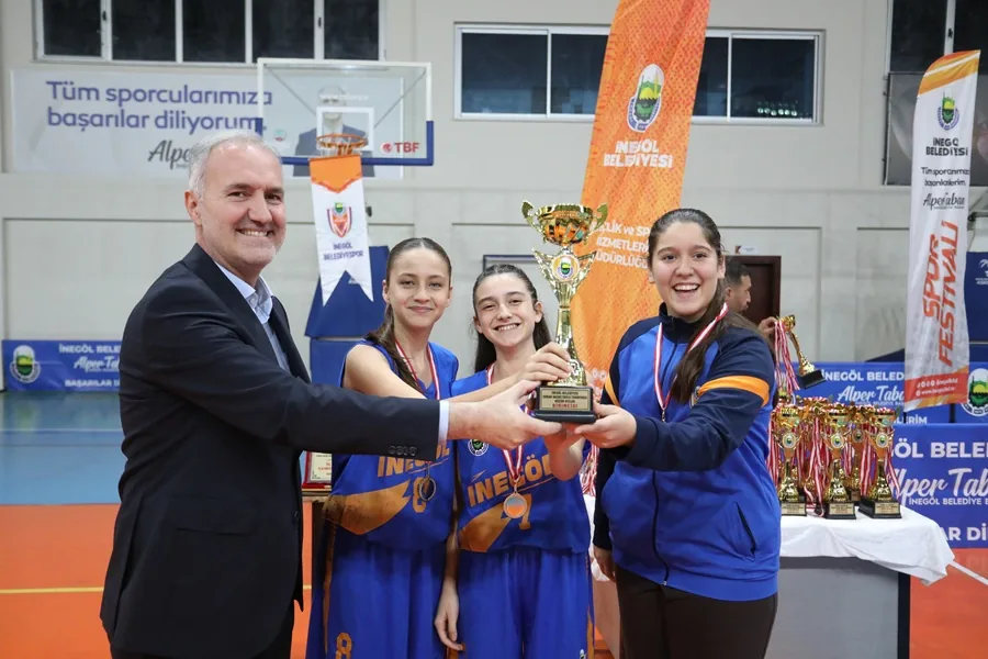 Bursa İnegöl'de sokak basketbolunda şampiyonlar kupalarına kavuştu