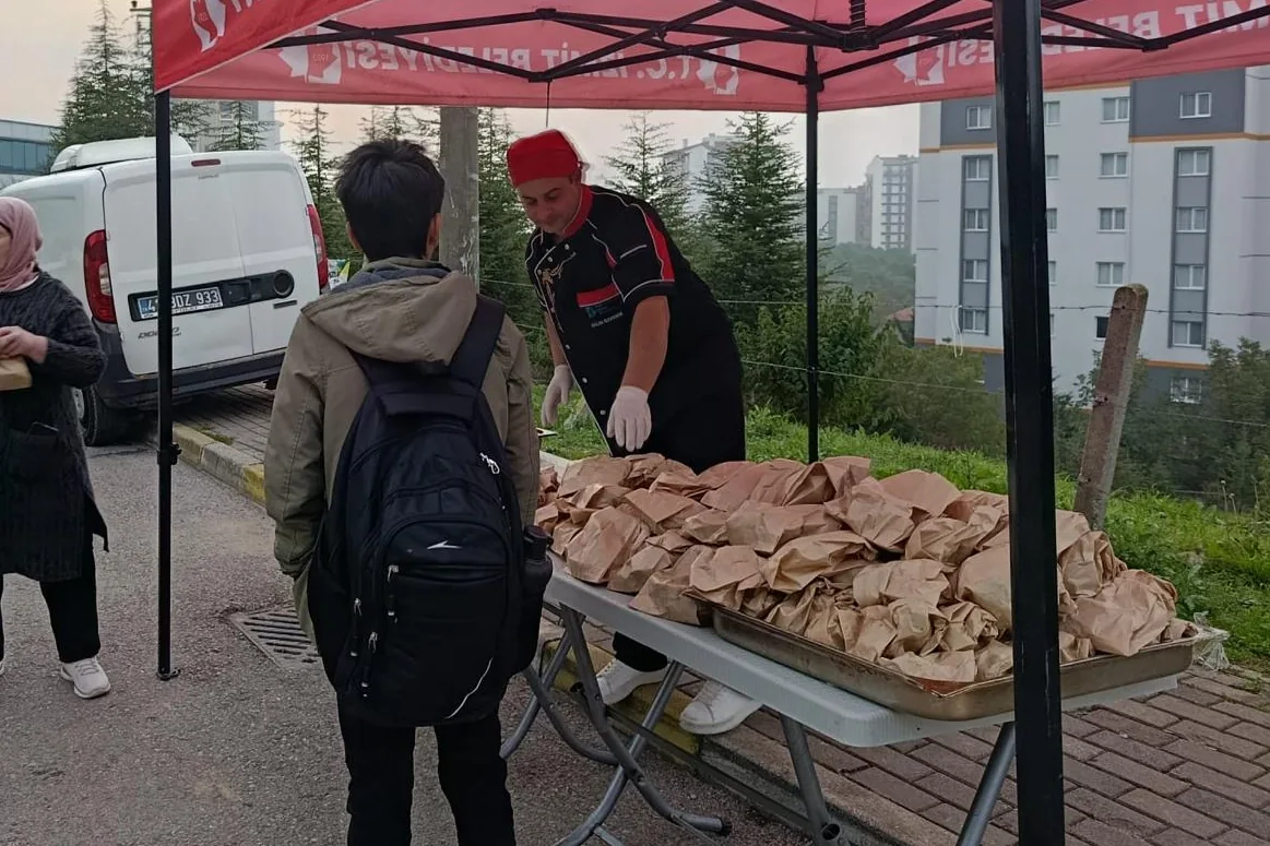 Kocaeli'de İzmit Belediyesi Beslenme Saati Projesine devam ediyor