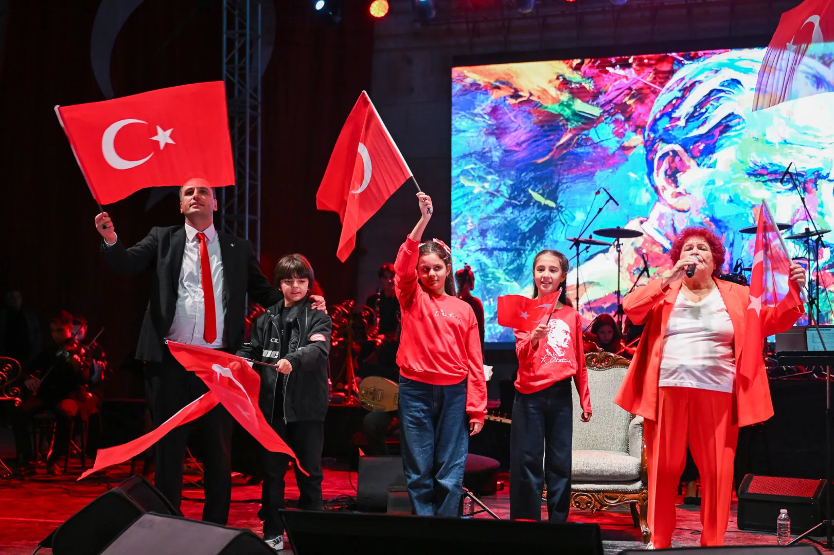 Bornova’da Cumhuriyet coşkusu Selda Bağcan konseriyle zirveye çıktı